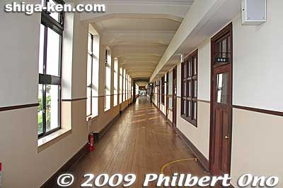 First-floor corridor.
Keywords: shiga toyosato primary elementary school vories