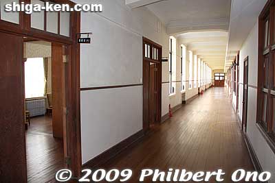 Second-floor corridor
Keywords: shiga toyosato primary elementary school vories 