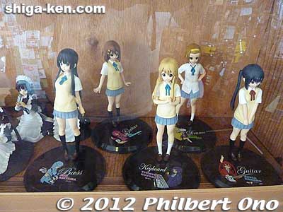 K-ON! fans have donated and dropped off numerous K-ON! merchandise like these figurines of the K-ON! characters.
Keywords: shiga toyosato primary elementary school vories K-ON manga