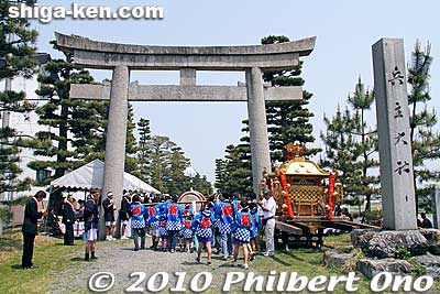 The Hyozu Matsuri is held at Hyozu Taisha Shrine during May 3-6, but the 5th is the climax with the mikoshi parade. 
This is the shrine's first torii. This is at the front end of a 300-meter pine tree-lined path. Infrequent buses go to the shrine from Yasu Station (North exit). So infrequent that you might need to take a taxi. 一の鳥居
Keywords: shiga yasu hyozu taisha shrine matsuri festival mikoshi portable shrine