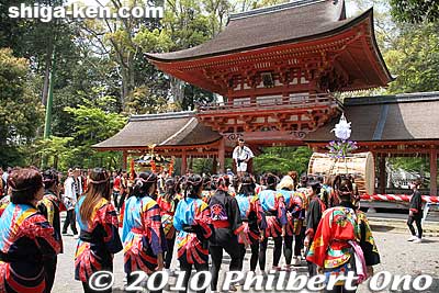 When I arrived, the Ayame girls were rehearsing their routine for the festival in front of this red Romon Gate. This gate was said to have been donated by Shogun Ashikaga Takauji in the 14th century. 楼門
Keywords: shiga yasu hyozu taisha shrine matsuri festival mikoshi portable shrine