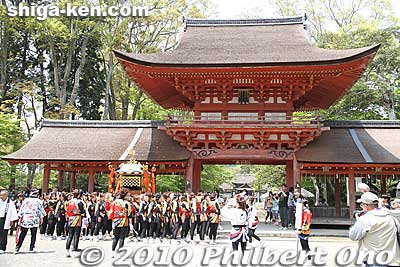 After the taiko drum, a second group of girls start carrying the Ayame mikoshi. 
Keywords: shiga yasu hyozu taisha shrine matsuri festival mikoshi portable shrine