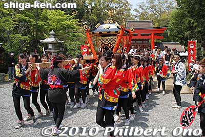 They crossed over the Taikobashi Bridge. あやめ神輿
Keywords: shiga yasu hyozu taisha shrine matsuri festival mikoshi portable shrine