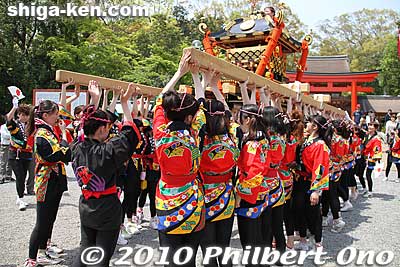 A set routine is lowering and raising the mikoshi.
Keywords: shiga yasu hyozu taisha shrine matsuri festival mikoshi portable shrine