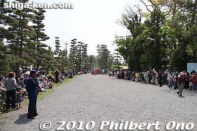 At this end of the pine tree path, there is the Taikobashi Bridge and the red torii. This is where the crowd is concentrated to see the mikoshi being raised and the phoenix atop the mikoshi pulled out and raised by the mikoshi rider..
Keywords: shiga yasu hyozu taisha shrine matsuri festival mikoshi portable shrine