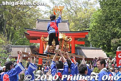 One feature of this festival is that someone rides on the mikoshi and detaches and raised the phoenix ornament at the top of the mikoshi.
Keywords: shiga yasu hyozu taisha shrine matsuri festival mikoshi portable shrine shigabestmatsuri