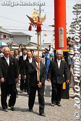 The lost mikoshi.
Keywords: shiga yasu hyozu taisha shrine matsuri festival mikoshi portable shrine