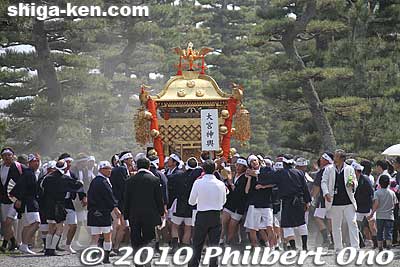 The big Omiya mikoshi.
Keywords: shiga yasu hyozu taisha shrine matsuri festival mikoshi portable shrine