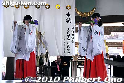 Shrine maidens.
Keywords: shiga yasu hyozu taisha shrine matsuri festival mikoshi portable shrine