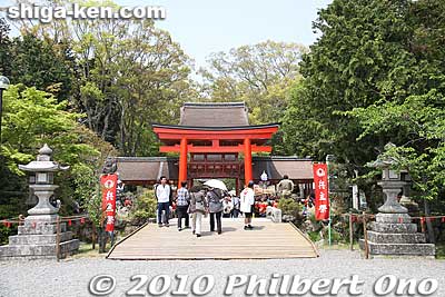 Then turn left to see the Taikobashi Bridge and red torii.
Keywords: shiga yasu hyozu taisha shinto shrine 