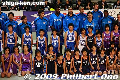 Shiga Lakestars pose with their escorts. They held a few children's basketball games before the main vent.
Keywords: shiga yasu lakestars pro basketball game bj-league Takamatsu Five Arrows 
