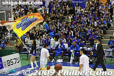 Boosters behind the Lakestars bench.
Keywords: shiga yasu lakestars pro basketball game bj-league Takamatsu Five Arrows 