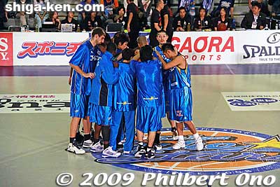 Team huddle before tip-off.
Keywords: shiga yasu lakestars pro basketball game bj-league Takamatsu Five Arrows 