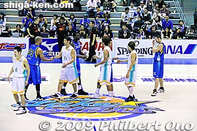 Both teams shake hands.
Keywords: shiga yasu lakestars pro basketball game bj-league Takamatsu Five Arrows 