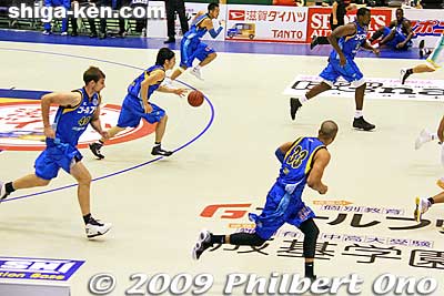 It's always dramatic to watch Joho take the ball down the court.
Keywords: shiga yasu lakestars pro basketball game bj-league Takamatsu Five Arrows 