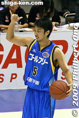 Ogawa Shinya #5 from Nagahama. No, he's not making the Hawaiian shaka sign.
Keywords: shiga yasu lakestars pro basketball game bj-league Takamatsu Five Arrows 