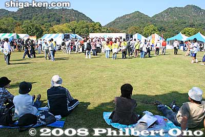 Abbreviated "Spo-rec," this event was a very big deal for Shiga with over 20,000 visiting Shiga. Kibogaoka Park is a huge grassy park. There was an entertainment stage called Kenmin Yume Stage which can be seen at the center of this photo.
Keywords: shiga yasu kibogaoka park sports recreation shiga 2008 event festival meet 