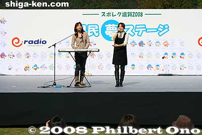 A duo called Mellow Pair also performed. The keyboard player is from Shiga, while the singer on the right is from Miyazaki Prefecture which is the host of next year's Sports Recreation event in 2009.
Keywords: shiga yasu kibogaoka park sports recreation shiga 2008 event festival meet 