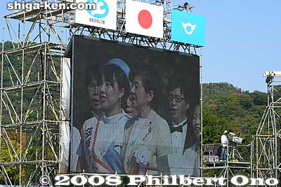 Large monitor shows Governor Kada declaring the opening of the Spo-rec event.
Keywords: shiga yasu kibogaoka park sports recreation shiga 2008 event festival meet opening ceremony athletes