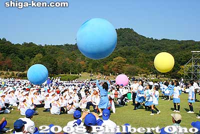 Giant balls were tossed to the audience. They slapped the balls toward the front, but many of them popped like a balloon.
Keywords: shiga yasu kibogaoka park sports recreation shiga 2008 event festival meet opening ceremony athletes