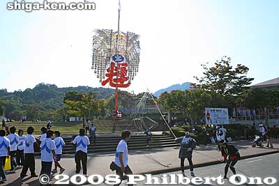 A tall crane hoists up the Yokaichi giant kite.
Keywords: shiga yasu kibogaoka park sports recreation shiga 2008 event festival meet opening ceremony athletes