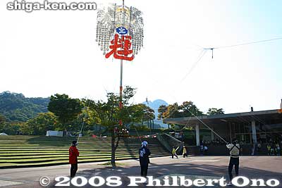 The giant kite goes up. Normally, the [url=http://photoguide.jp/pix/thumbnails.php?album=7]Yokaichi Giant Kite Festival[/url] is held in May.
Keywords: shiga yasu kibogaoka park sports recreation shiga 2008 event festival meet opening ceremony athletes