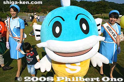 Caffy, the official mascot of Sports Recreation Shiga 2008, is modeled after the Lake Biwa Giant Catfish, a unique species found only in Lake Biwa.
Keywords: shiga yasu kibogaoka park sports recreation shiga 2008 event festival meet opening ceremony athletes shigamascot