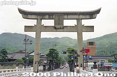 Giant torii as it looked years ago, minus the new paint job.
Keywords: shimane izumo taisha shinto shrine torii