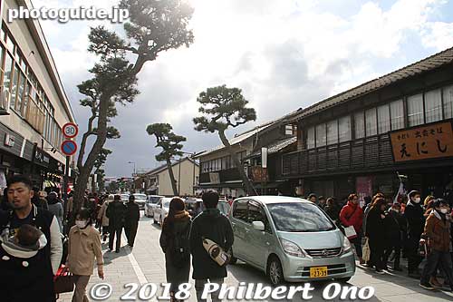 On New Year's Day 2018, cars and people crowd the road to the shrine.
Keywords: shimane Izumo Taisha Shrine
