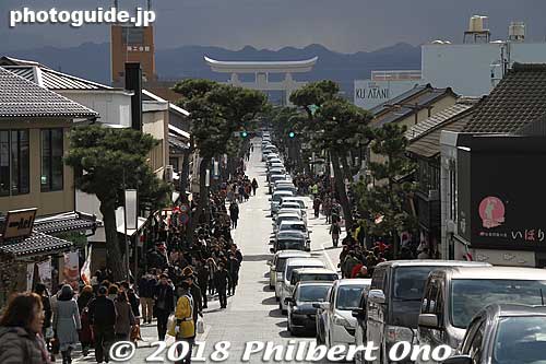 On New Year's Day 2018, many people visit Izumo Taisha Shrine by car. Lots of parking was provided, but I always saw the "Full" sign.
Keywords: shimane Izumo Taisha Shrine japanshrine
