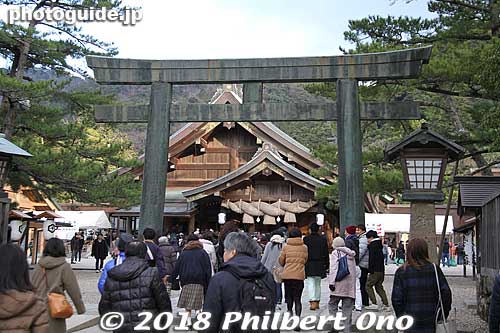 Third torii made of copper and the Haiden. 碧銅の鳥居と拝殿
Keywords: shimane Izumo Taisha Shrine torii
