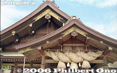Haiden and shimenawa sacred rope 拝殿. The Haiden was built in 1959 after the original building was destroyed by fire in 1953.
Keywords: shimane izumo taisha shinto shrine