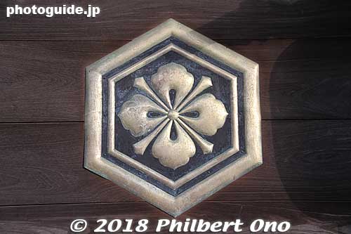 Emblem on the gate.
Keywords: shimane Izumo Taisha Shrine