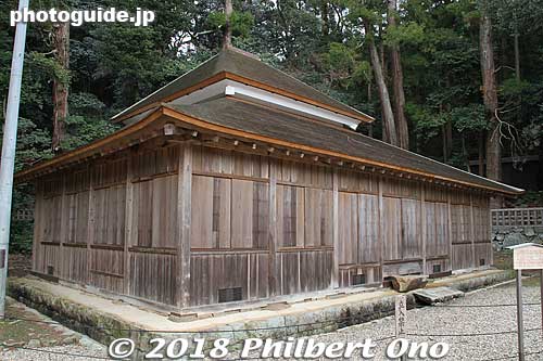 Shrine library built in 1667 and moved here in 1914. 文庫
Keywords: shimane Izumo Taisha Shrine