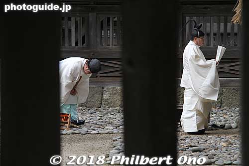 Shrine priests praying in front of the Honden on New Year's Day 2018.
Keywords: shimane Izumo Taisha Shrine