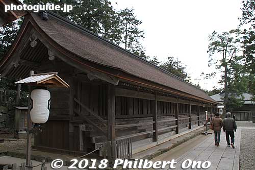 East Jukusha Shrines where the millions of visiting gods lodge during the Kami-ari-zuki festival in autumn. There's also a twin building on the west side. 十九社 八百萬神
Keywords: shimane izumo taisha