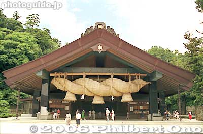 Izumo Taisha's Kaguraden with the iconic giant shimenawa sacred rope weighing 5 tons. Built in 1981. 神楽殿と注連縄
Keywords: shimane izumo taisha shinto japanshrine