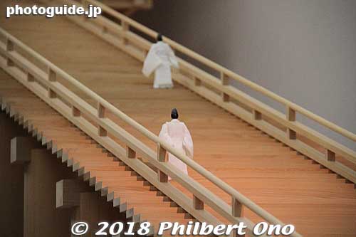 Little priests going up the many stairs.
Keywords: Shimane Museum Ancient Izumo
