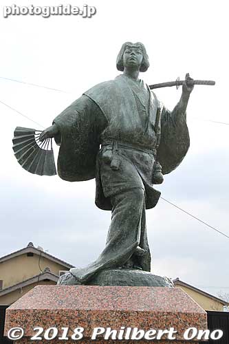 Statue of Izumo no Okuni dancer near the first Otorii gate.
Keywords: Shimane Izumo