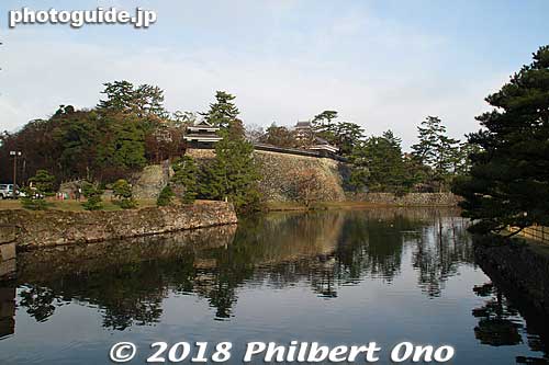 When you get off the Lakeline bus, you will be near this moat and Otemon Gate.
Keywords: shimane matsue castle national treasure