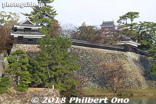 On the left is the South Turret and on the right is the Central Turret.
Keywords: shimane matsue castle national treasure