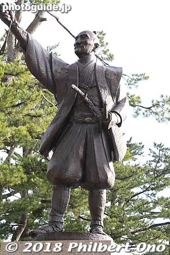 Statue of Lord Horio Yoshiharu who first built Matsue Castle.
Keywords: shimane matsue castle