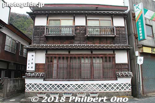 More traditional Japanese buildings on Tono-machi road.
Keywords: shimane tsuwano