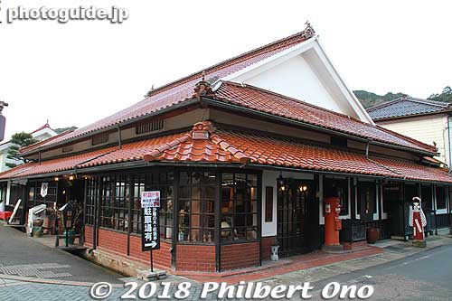 Red roof tiles are common in the San'in Region.
Keywords: shimane tsuwano
