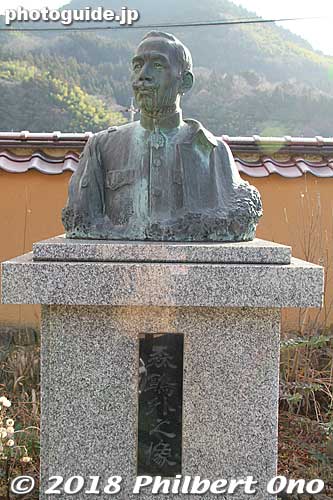 Statue of Mori Ogai at his birth home. 森鴎外旧宅
Keywords: shimane tsuwano