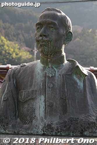 Statue of Mori Ogai at his birth home. 森鴎外旧宅
Keywords: shimane tsuwano