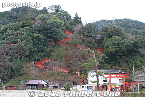 In Tsuwano, Yamaguchi Prefecture, Taikodani Inari Jinja Shrine is on a hilltop with its many toriis clearly visible from the nearby river.
Keywords: shimane tsuwano Taikodani Inari Jinja Shrine
