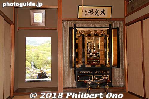 Natural scroll next to a Buddhist altar.
Keywords: shimane yasugi adachi art museum