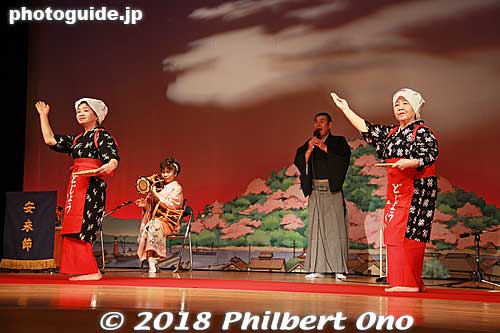 "Dojo-sukui" (Loach Scooping) also danced by women.
Keywords: shimane yasugi bushi folk song dance dojosukui