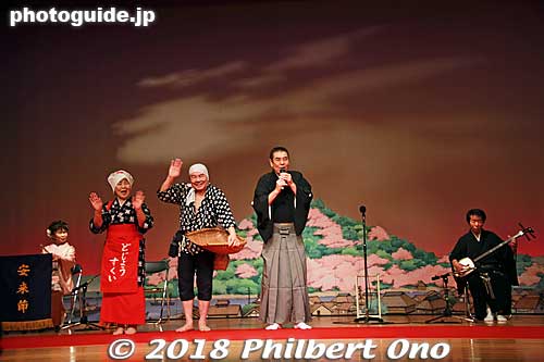 Afterward, they invited members of the audience on stage to try the loach scooping dance.
Keywords: shimane yasugi bushi folk song dance dojosukui